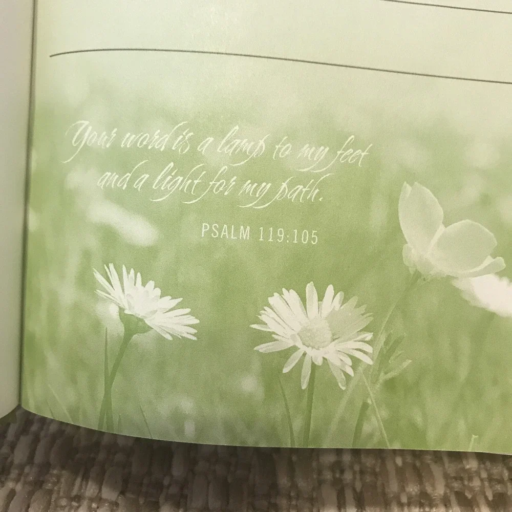 Womens Devotional Bible, Isbn 0-310-93613-6,‎ USA Printed, 2006, Hardcover Book